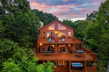 Amazing Views from 3 Decks! Hot Tub - Pool Table - Games - Grill - Gazebo - Wifi