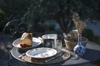 Maison Sumiane - Maison D Hotes et Locations Avec Piscine - breakfast