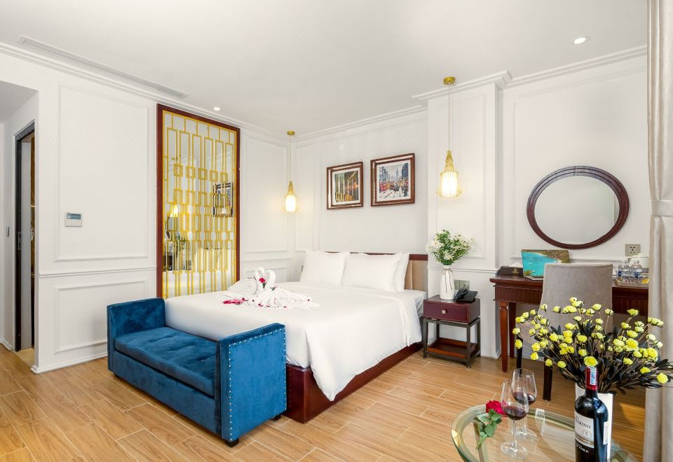 메노라 그랜드 다낭의 넓고 모던한 객실 내부