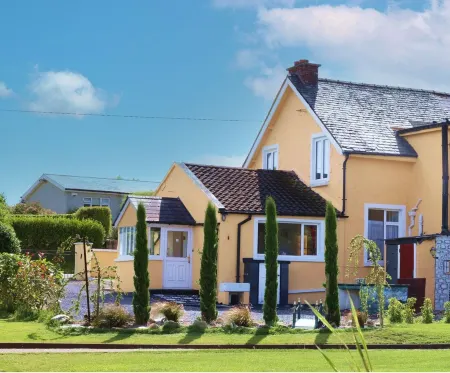 B&B and Self Catering Mon Petit Cottage Отели в г. Эннискорти