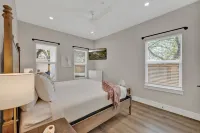 The Grove D with Hot Tub & King Beds - Walk to Main Hotels in Fredericksburg
