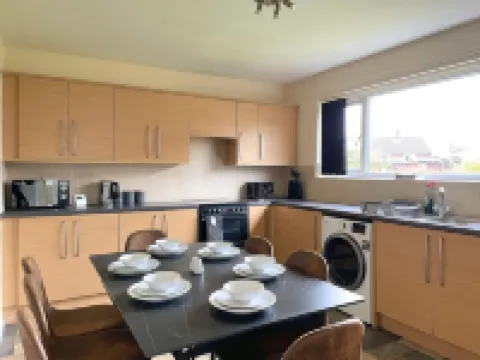 6 Person Spacious Home with Garden Hotels in Barnsley
