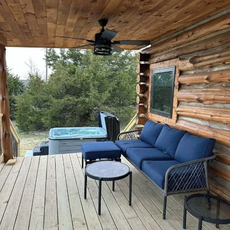 Bear Bottom Cabin! HUGE POND AND HOT TUB, KAYAKE, PADDLE BOAT, AND PADDLE BOARD! Отели в г. Комптон