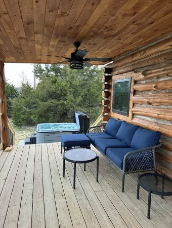Bear Bottom Cabin! HUGE POND AND HOT TUB, KAYAKE, PADDLE BOAT, AND PADDLE BOARD!