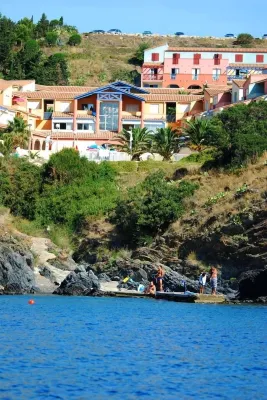 Lagrange Grand Bleu Vacances – Résidence le Village des Aloès Các khách sạn gần Tunnel De La Gare A La Plage