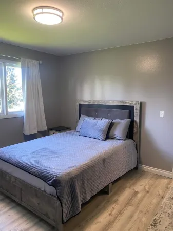 Newly remodeled 3 bedroom home near downtown Отели рядом со станцией Анкорд Депо