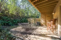 Beautifully Decorated Home Close to Everything