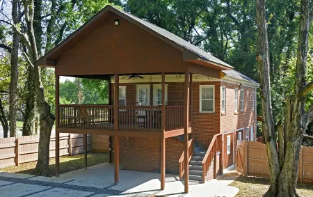 Downtown Gem 2 Br w Spacious Yard Отели в г. Флоренс