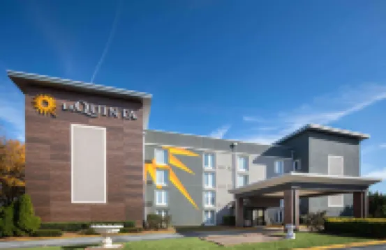 La Quinta Inn & Suites by Wyndham Atlanta Airport South Hotels in College Park