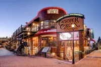 Luxury Condo with Hot Tub and Mountain Views - Exquisite Retreat