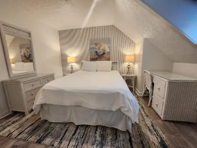 Overlooking Heated Pool and Spacious Living - Charming Penthouse Retreat فنادق في East Bay Township