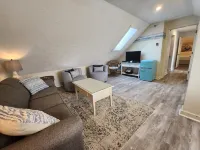 Overlooking Heated Pool and Spacious Living - Charming Penthouse Retreat فنادق في East Bay Township