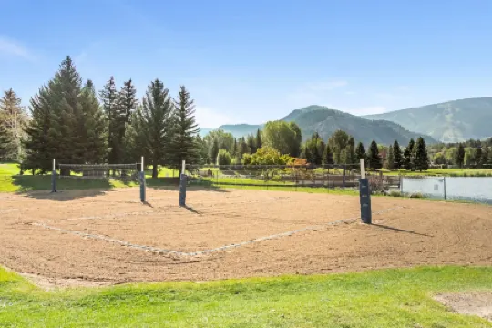 Charming Lake Access and Cozy Comfort - Delightful Mountain Retreat