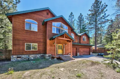 Enclosed Yard and Forest Views - Stunning Family Retreat Hôtels à proximité de : Observation Deck Heavenly Ski Resort