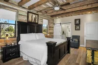 Stunning River Access and Beautiful Views - Gorgeous Serene Cabin Hotels in Stonewall