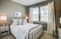 Open Concept Living Spaces and Back Porch - Inviting Coastal Retreat Các khách sạn ở Ocean Shores