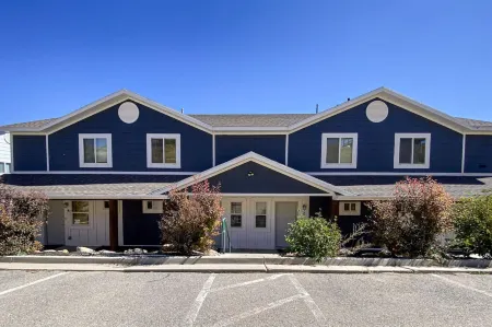 Stunning Lake Views and Cozy Amenities - Charming Retreat