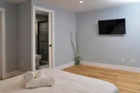 Lake Access 4 Bed 3 Bath HOT TUB Hotels in 