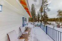 Wild Woods House - Unit 1: Woodsy Retreat in OR - 3BR 2BA - Sleeps 9 - Creekside Bliss