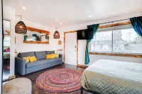 Vibrant Condo with Pool and Modern Amenities - Joyful Escape Hotels in Berry Hill