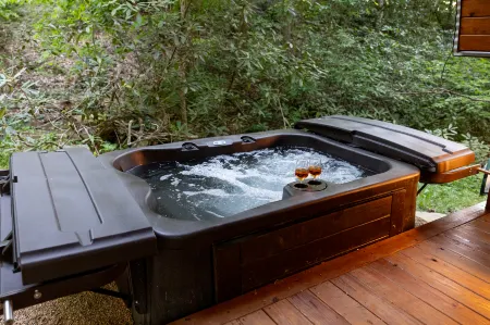 Private Deck, Hot Tub and Rain Showerhead - Charming Airstream Escape