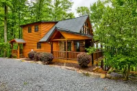 Snowbird-Friendly Lodge w/Scenic Deck, Game Room, Hot Tub, High-Speed WiFi