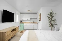 Kitchenette and Nearby Dining Options - Charming Beachfront Escape Hotel a Rockaway Beach