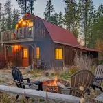 Fire Pit and Second Floor Deck - Charming Rustic Retreat Hotel di Flathead County