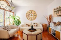 Comfortable & Spacious Luxury Home w/ Chef’s Kitchen only 15 mins to Boston Hotels in Everett