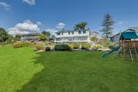 Stunning Water and Mountain Views with Hot Tub - Elegant Retreat