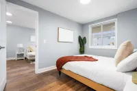 Granite Countertops and Scenic Bike Path Access - Charming Oasis のホテル