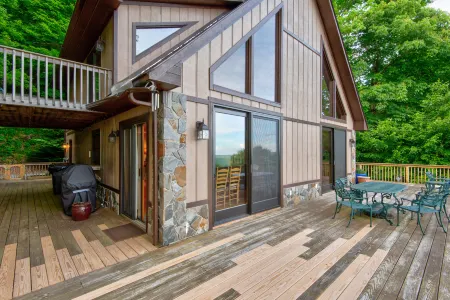 Stunning Mountain Views and Hot Tub - Elegant Retreat