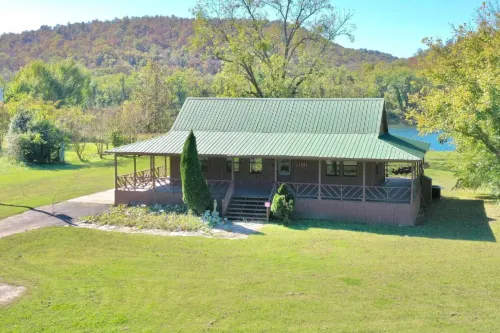 Riverside Secluded Retreat with WiFi, Riverfront, 3 Acres Hotels in Barren Fork Township