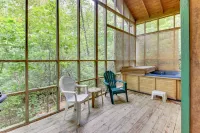 Cozy dog-friendly cabin w/private hot tub, jetted tub & great screened-in deck Hotels in White County