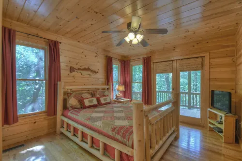 Rustic Cabin with River Access and Cozy Fire Pit - Delightful Family Retreat