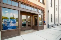 Modern Kitchen and Smart TV Retreat - Chic Downtown Oasis