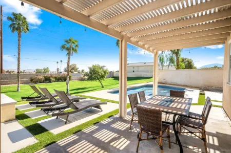 Elegant Oasis with Pool and Putting Green - Luxurious Retreat