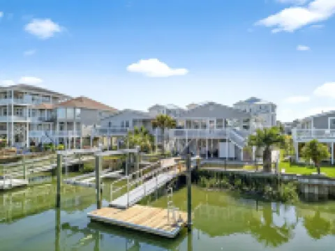 Walk to Park and Restaurants. Deepwater.  Updated Hgtv Home.Linens Included
