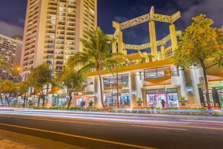 Hyatt Regency Waikiki Beach Resort & Spa Отели рядом с достопримечательностью «Lucoral Museum»