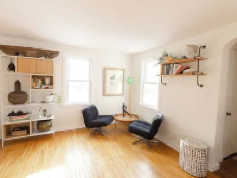 Charming & Cozy 2-Bedroom Retreat Near Lake Minnetonka – Perfect family place Hotels in Minnetonka