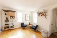 Charming & Cozy 2-Bedroom Retreat Near Lake Minnetonka – Perfect family place Hotels in Minnetonka