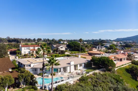 Elegant Estate with Pool and Spa - Breathtaking Ocean Views Retreat