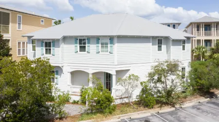 Lagoon Pool, Gas Grill and Bikes Included - Stunning Beach Retreat