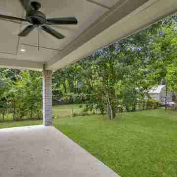 Spacious Backyard and Chef's Kitchen - Stylish Tranquil Retreat Others