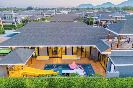 Breeze Casa Private Pool Villas Отели рядом с достопримечательностью «Suwanmas Mongkol Temple»