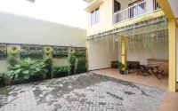 RedDoorz @ Jalan Kedawung Hotels in Lowokwaru