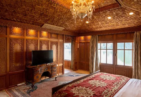 Mascot Houseboats Отели рядом с достопримечательностью «Индира Ганди Мемориал Тьюлип Гарден»