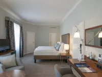 Radisson Blu Schwarzer Bock Hotel Wiesbaden Отели рядом с достопримечательностью «Вестенд»