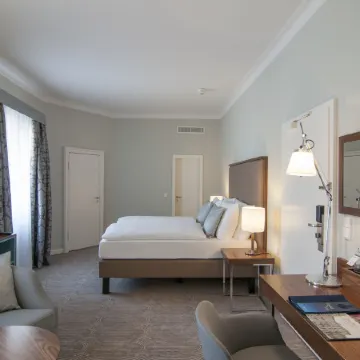 Radisson Blu Schwarzer Bock Hotel Wiesbaden Отели рядом с достопримечательностью «Вестенд»