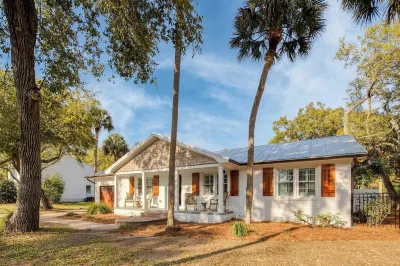 Sawyer by AvantStay Stunning Isle of Palms Home w Pool Hotels near Isle of Palms Beach